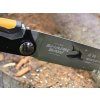 Detail čepele a značení SHARK SAW – jemné zuby japonské skládací pilky 240 mm pro hladký řez čerstvého dřeva.