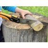 Ukázka použití: řezání větve japonskou skládací pilkou 240 mm – ruce drží špalek, pilka vede čistý řez.